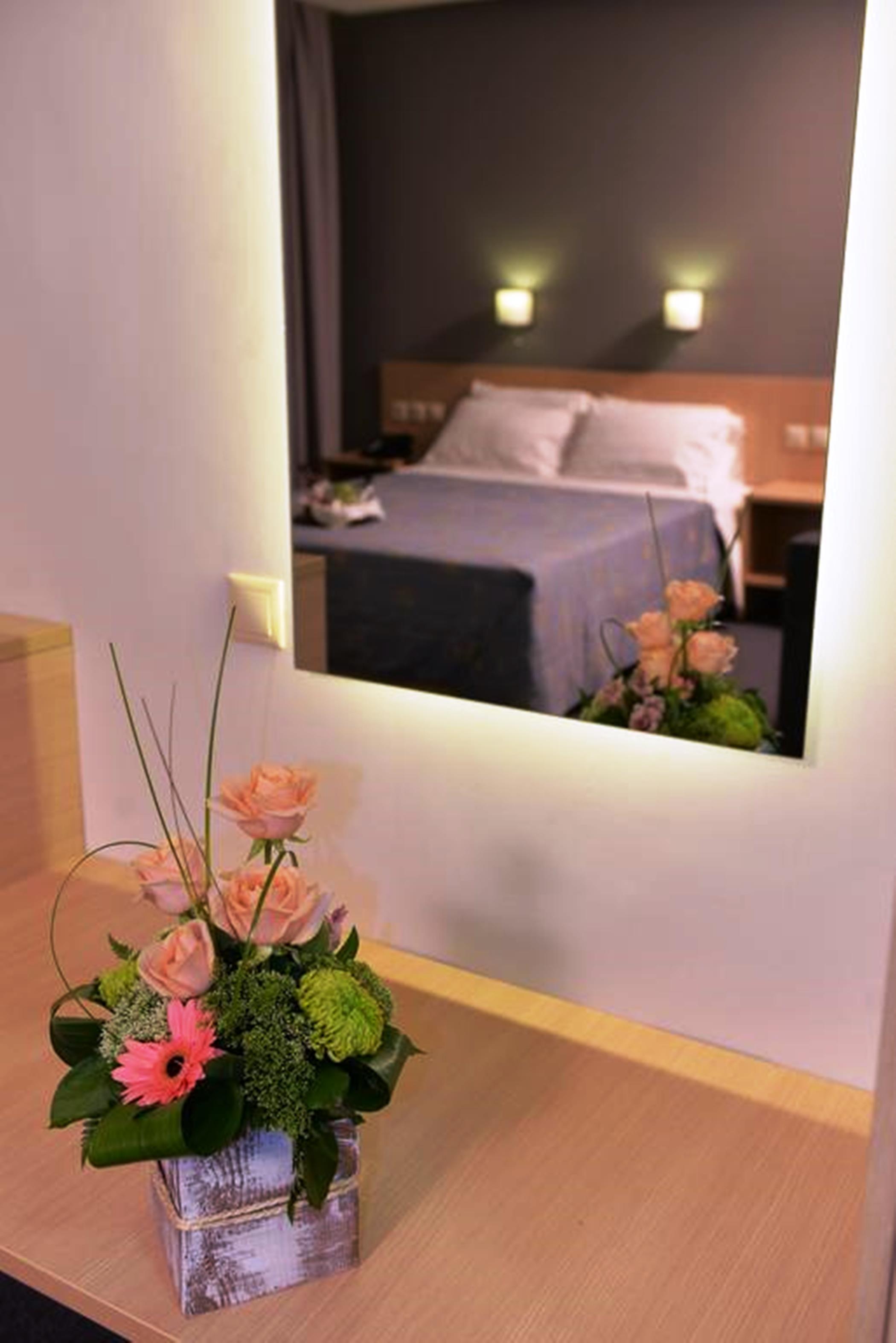 เมดิเตอเรนี Hotel พาทรา ภายนอก รูปภาพ
