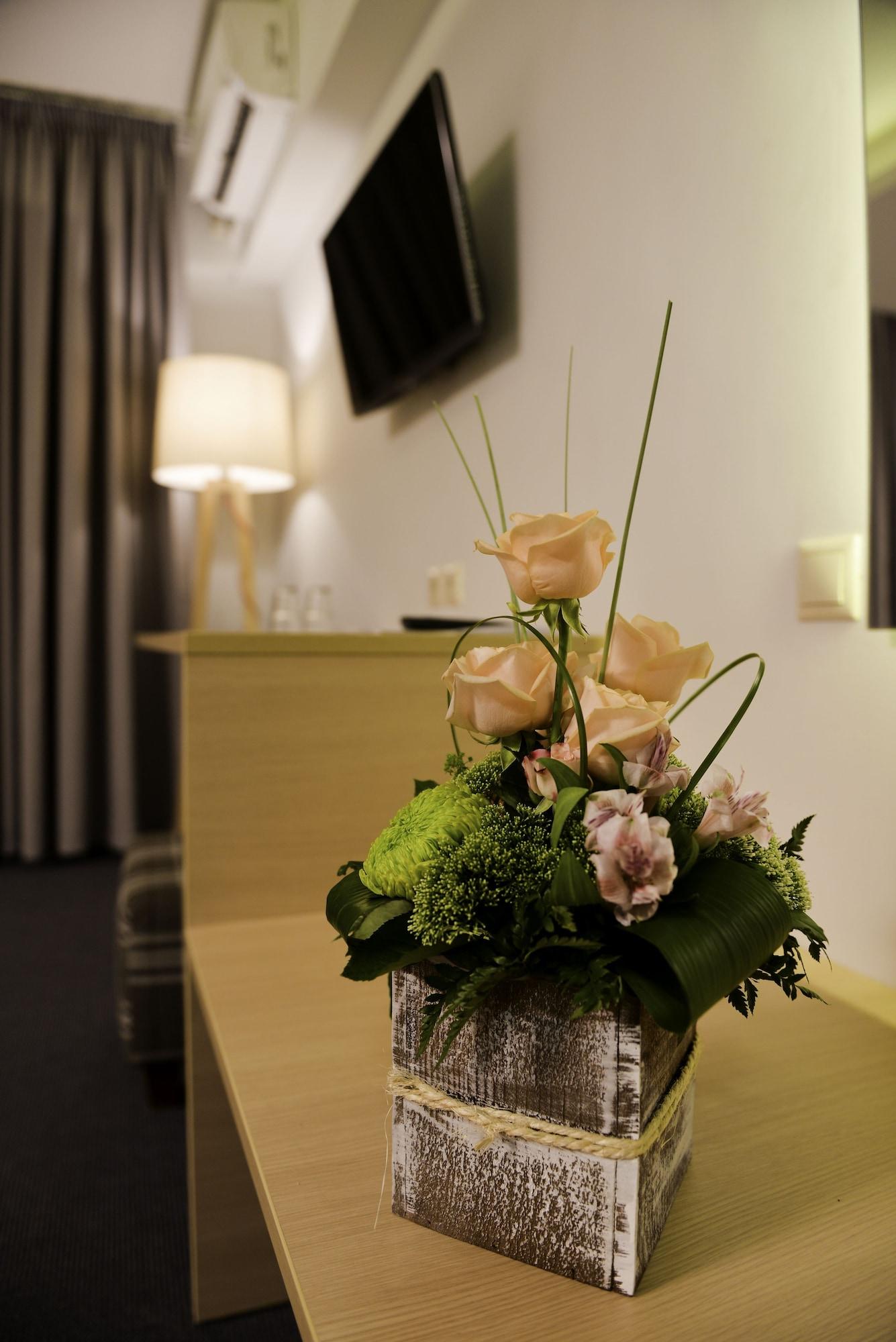 เมดิเตอเรนี Hotel พาทรา ภายนอก รูปภาพ